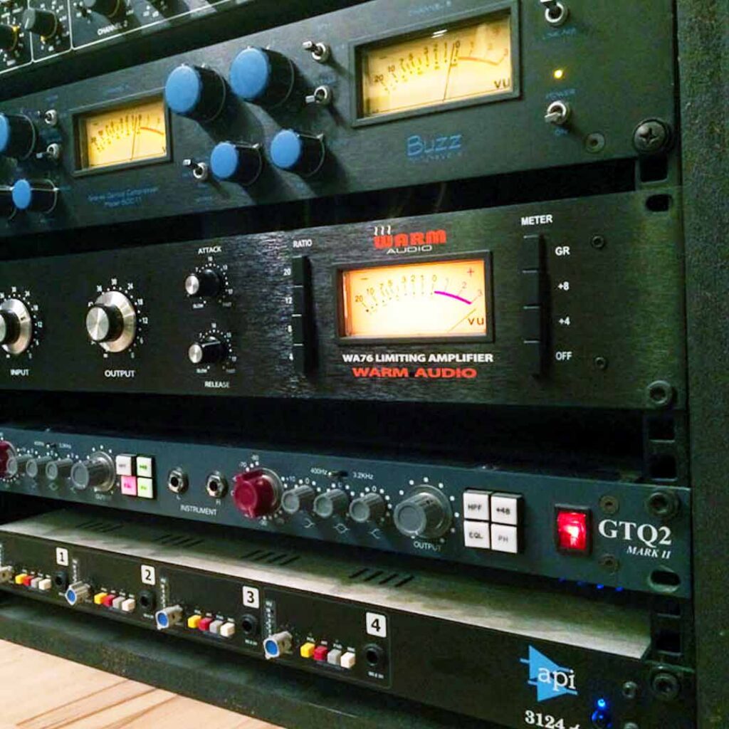 Amplifiers and soud effect equipment